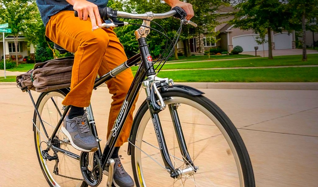 What is the weight limit for the Schwinn Discover hybrid bike